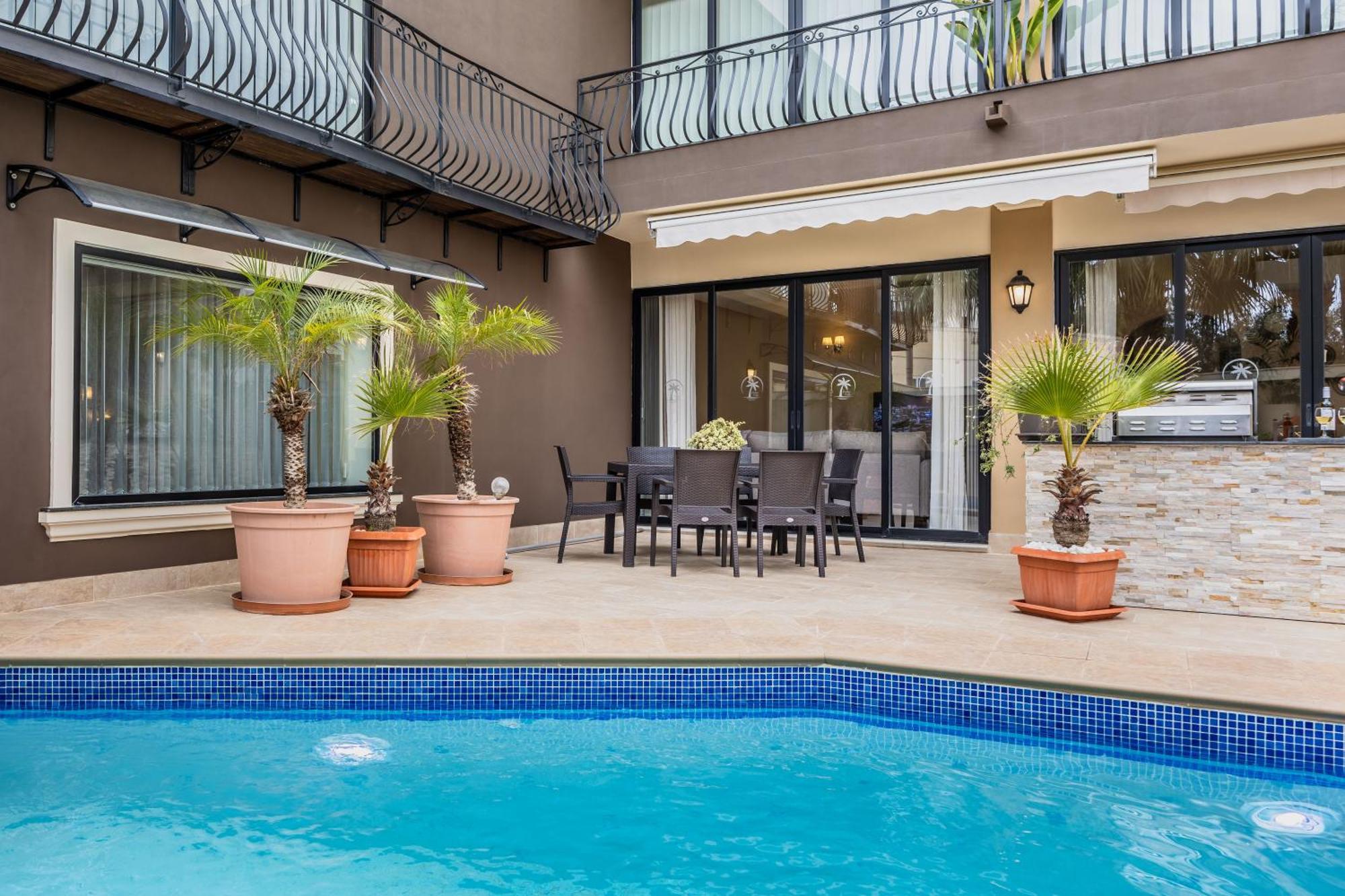 Villa Poolside Paradise